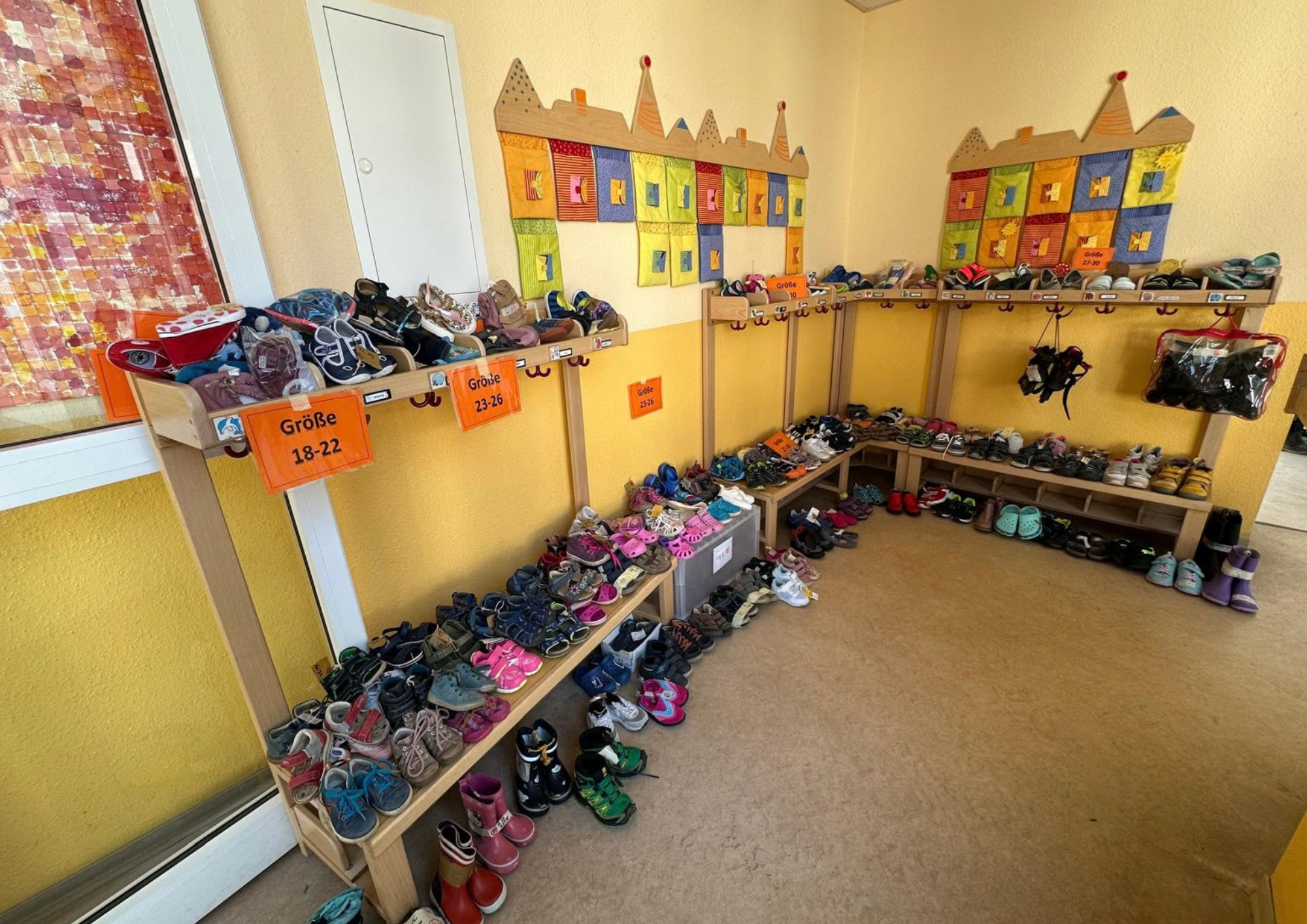 Übersichtlich sortierte Kinderschuhe