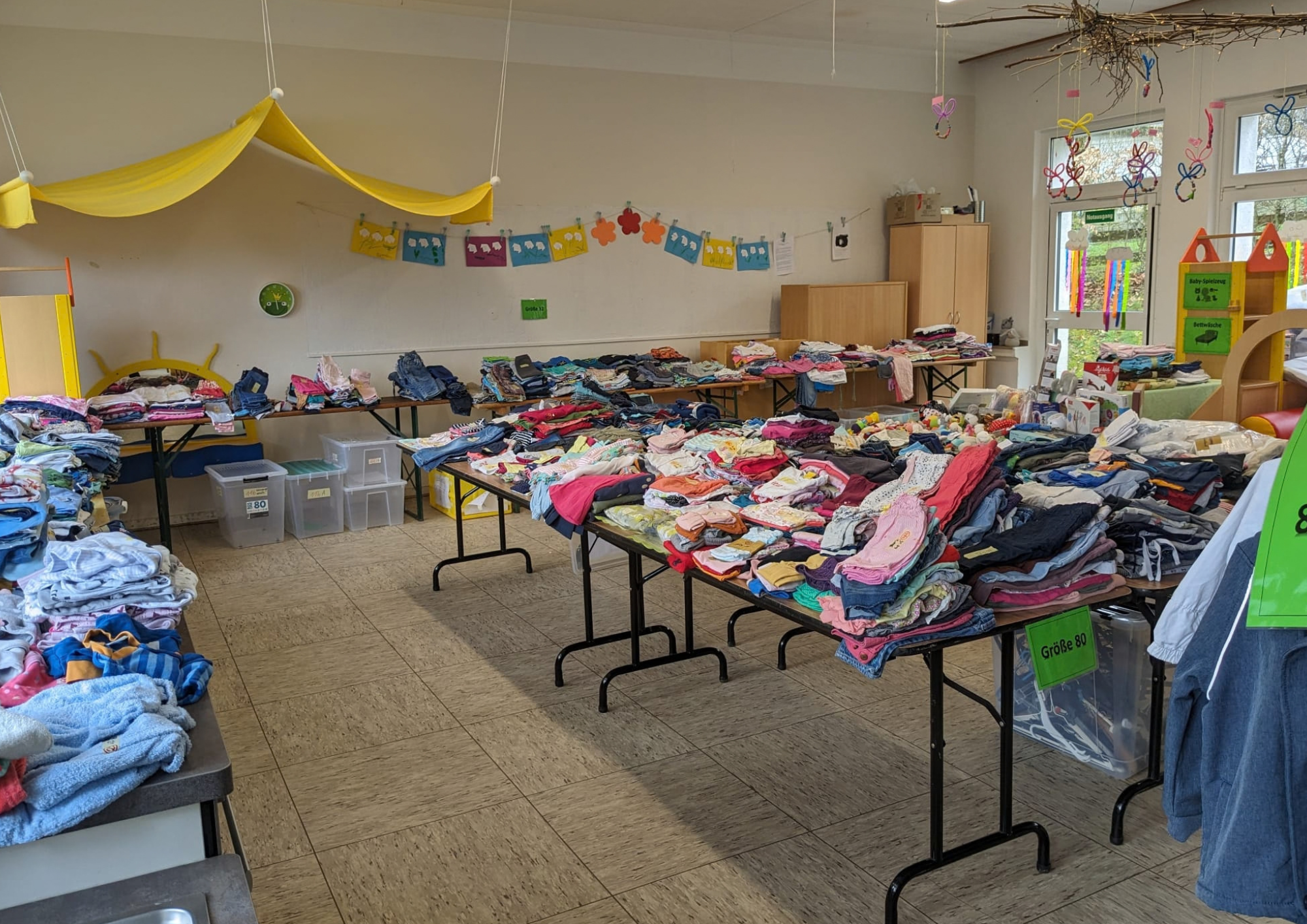 Nach Größen sortierte Kinderkleidung im Kindergarten