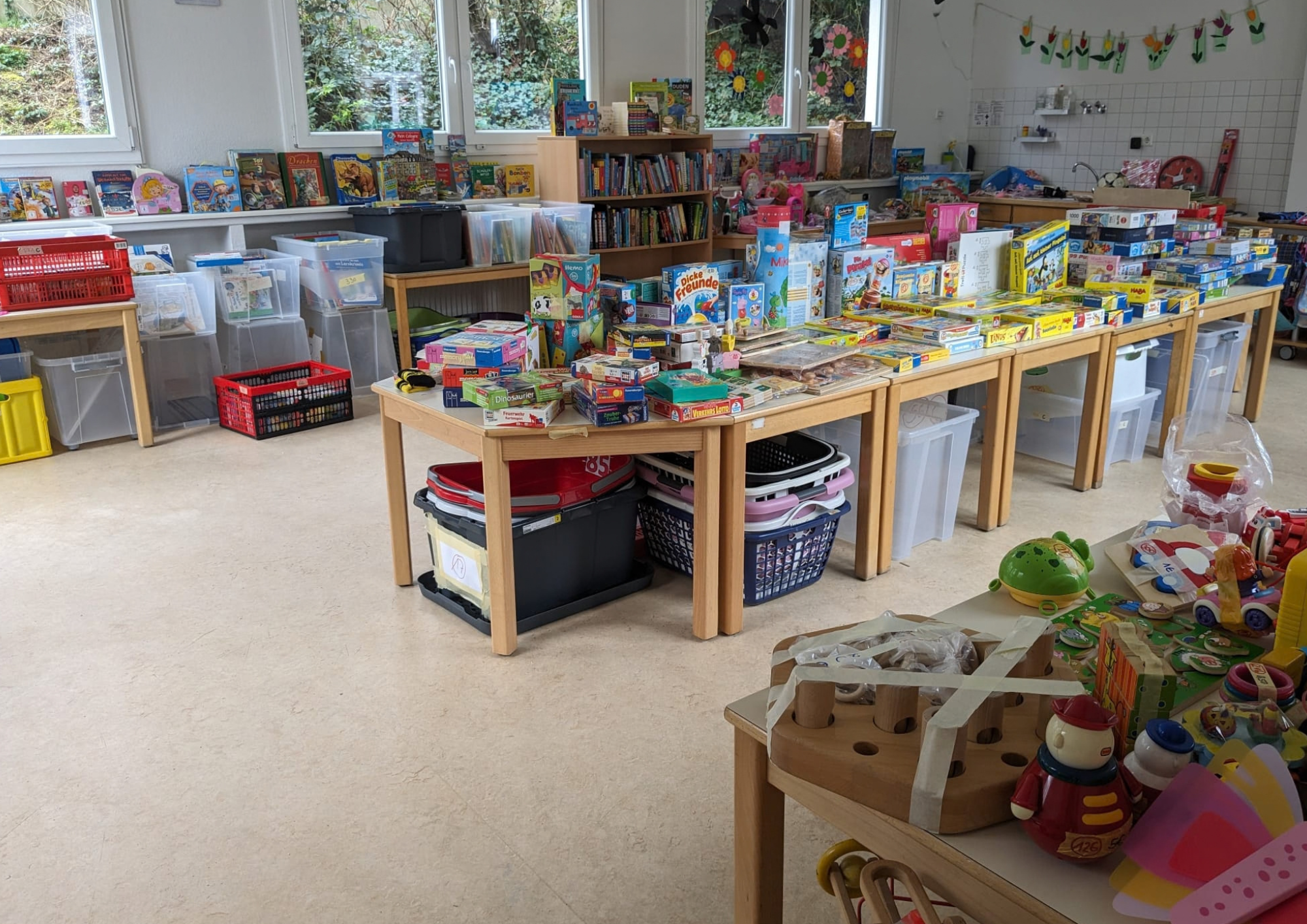 Sortierte Spiele und Spielzeug auf den Tischen der Kleiderbörse